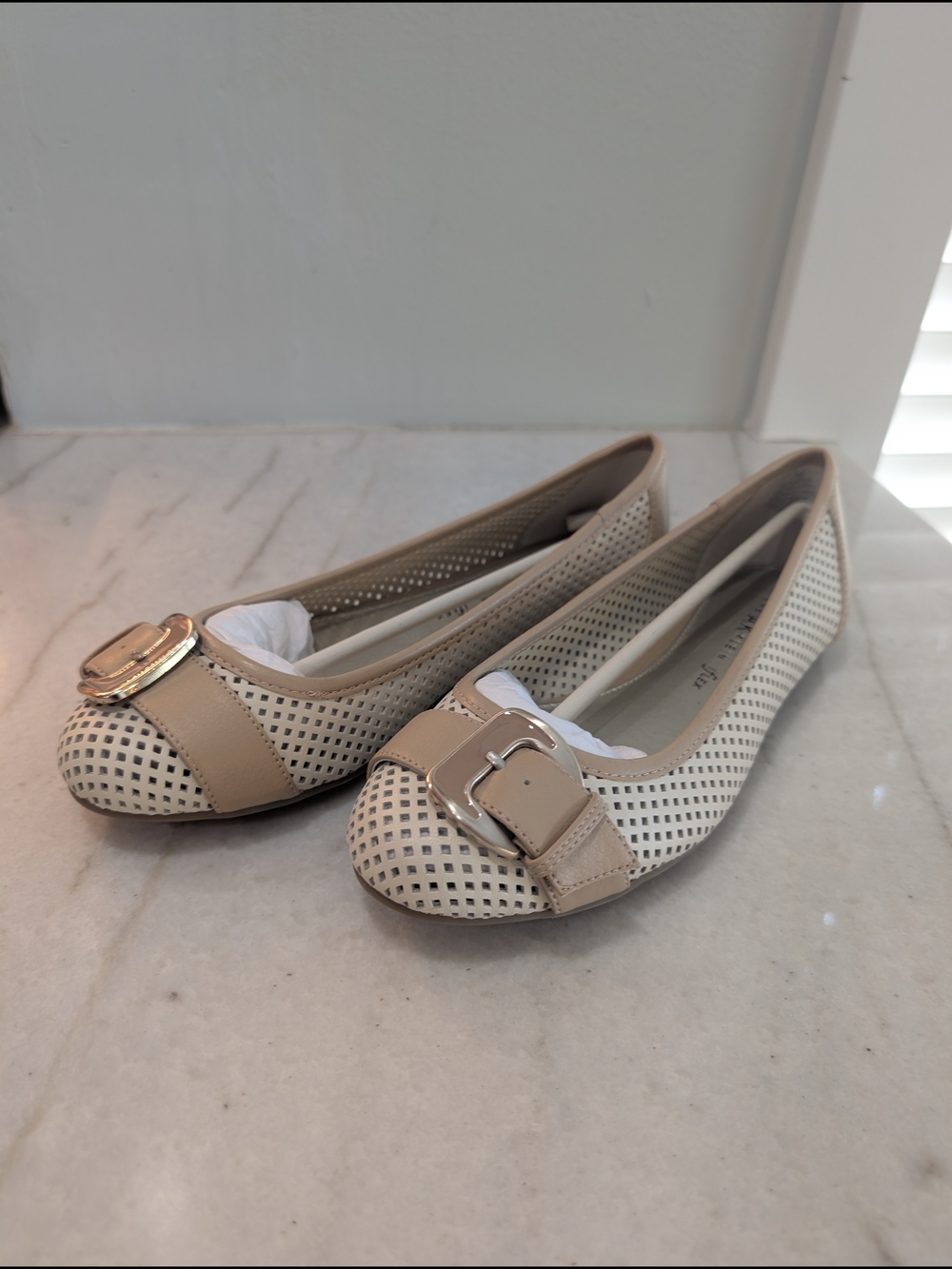 Ann Klein Cream And Tan Perforated Leather Ballet Flats Buckle Accent Size 7